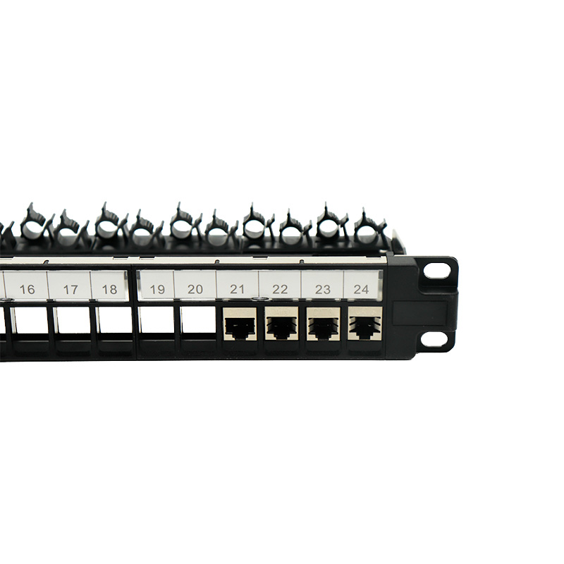 Qual è la differenza tra un pannello in fibra e un patch panel?